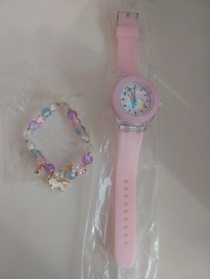 Ensemble neuf montre +bracelet licorne encore sous emballage.
