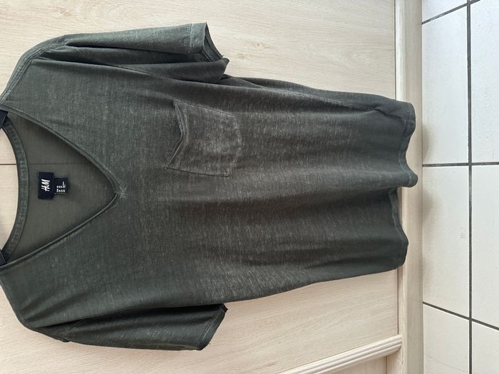 tee shirt kaki col V taille 34 H&M avec petite poche