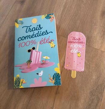 Livre « Trois comédies 100% été » avec marque pages
