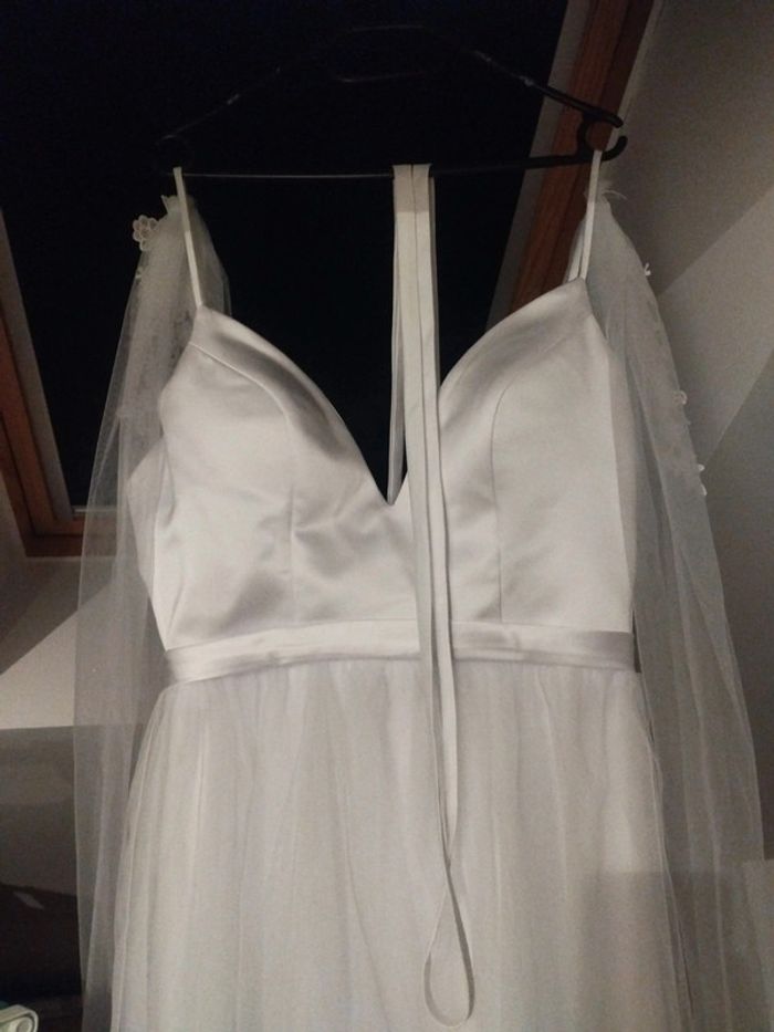 Jolie robe de mariée blanche à bretelles et traîne neuve taille 38-40 - photo numéro 3