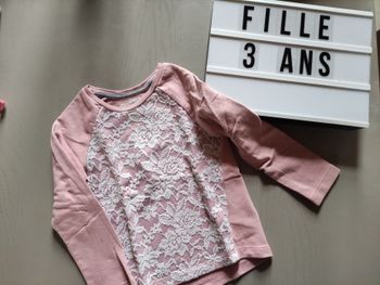 Pull rose détails dentelle