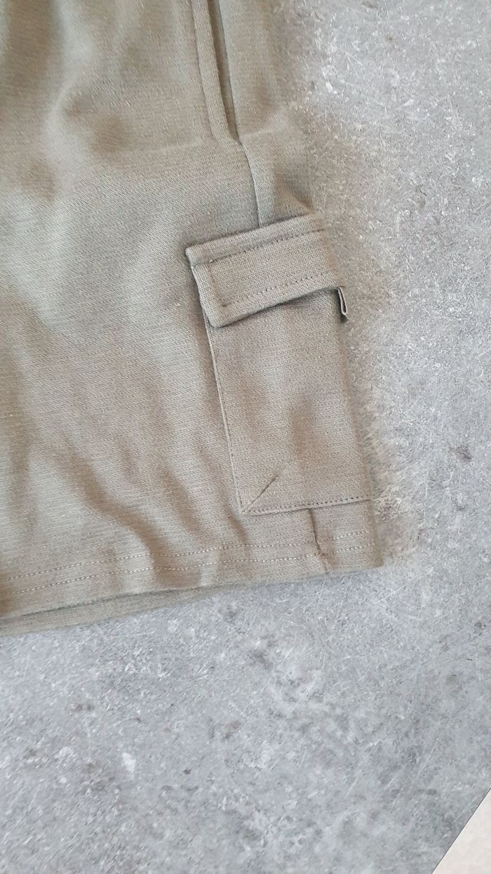 Short kaki neuf en 12 ans - photo numéro 2