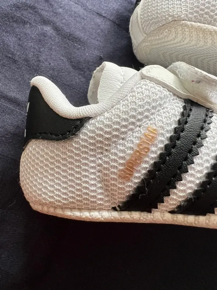 Chaussures/ baskets Adidas superstar blanche taille 17 très bon état - photo numéro 3
