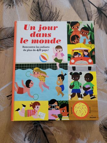Un jour dans le monde Laura Hall, Loris Lora