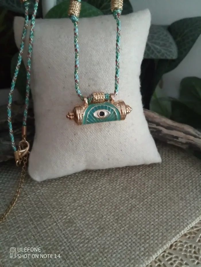 Collier amulette bleu turquoise et doré