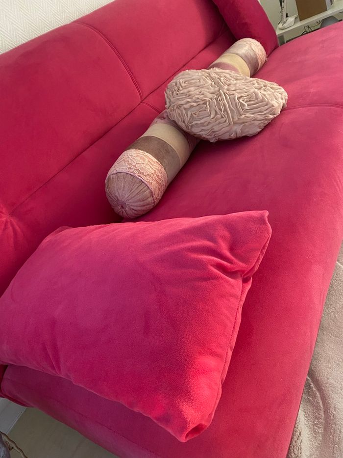 Joli canapé chic et chaud en velours avec gd rangement - photo numéro 2