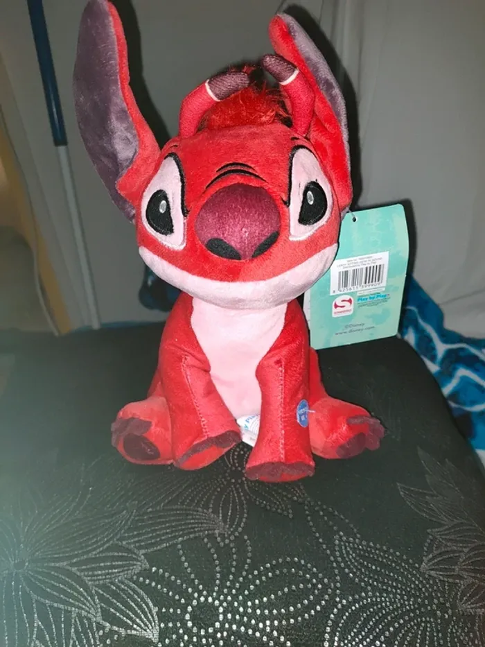 Très jolie Peluche sonore Disney Stitch rouge