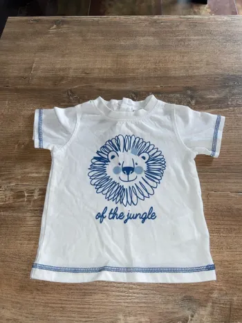 T-shirt manches courtes .
