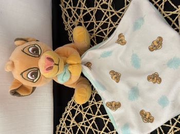 Disney - Simba le lion - Doudou mouchoir vert jaune 25 cm