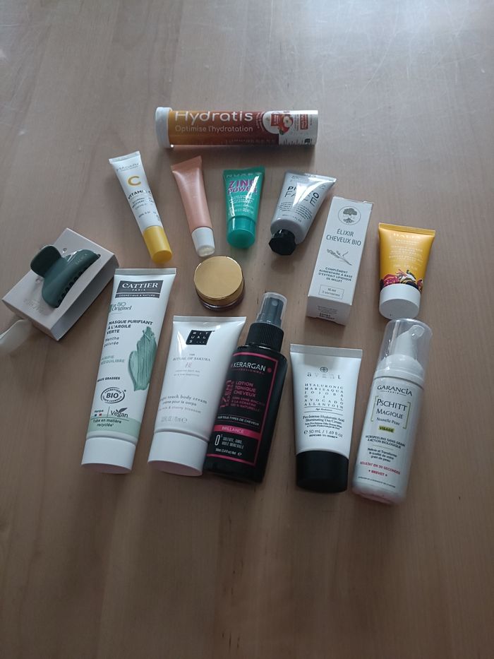 LOT DE 13 PRODUITS COSMETIQUES NEUFS