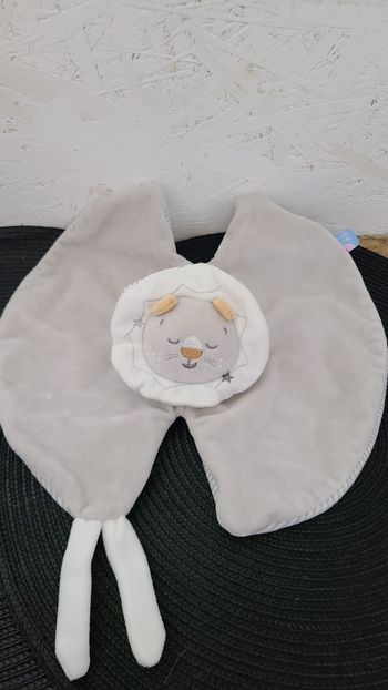 Doudou plat Lion gris blanc et rayé étoiles nuage SUCRE D’ORGE