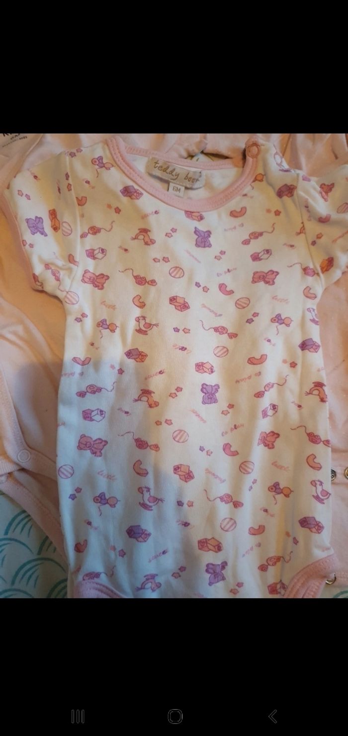 3 bodyes manches courtes 6 mois - photo numéro 4