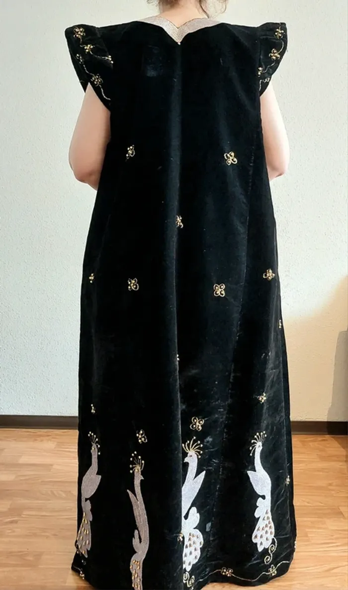 Magnifique Robe Traditionnelle - Gand Afghani brodé en velours Noir - Pièce unique 🌺 - photo numéro 7