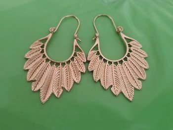 Boucles d'oreilles créole en plume doré