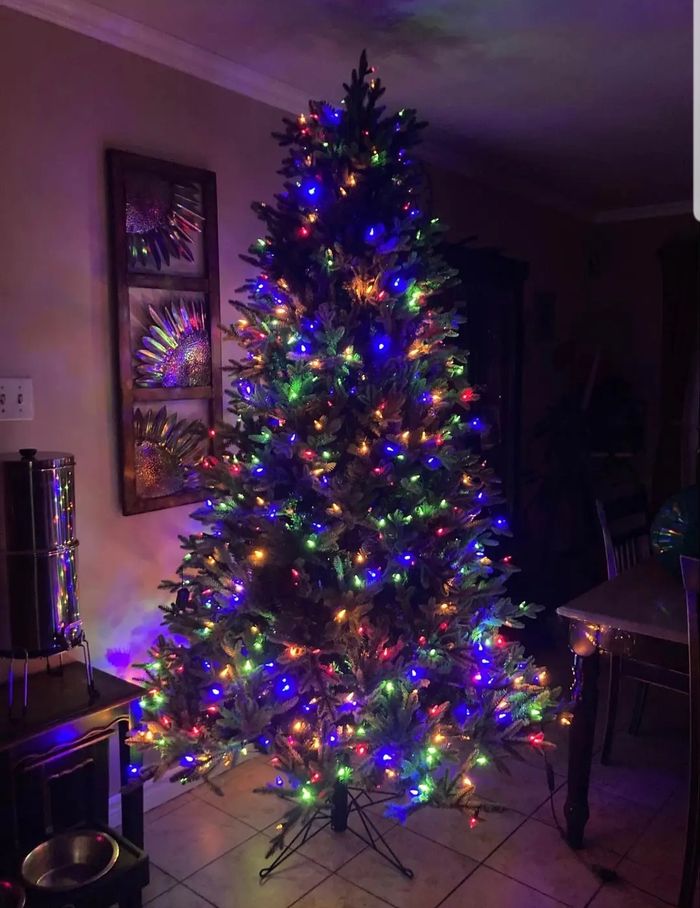 Sapin artificiel Aspen pré-illuminé de 2,3 m (7,5 pi) avec 700 lumières DEL SureBright à effets - photo numéro 9