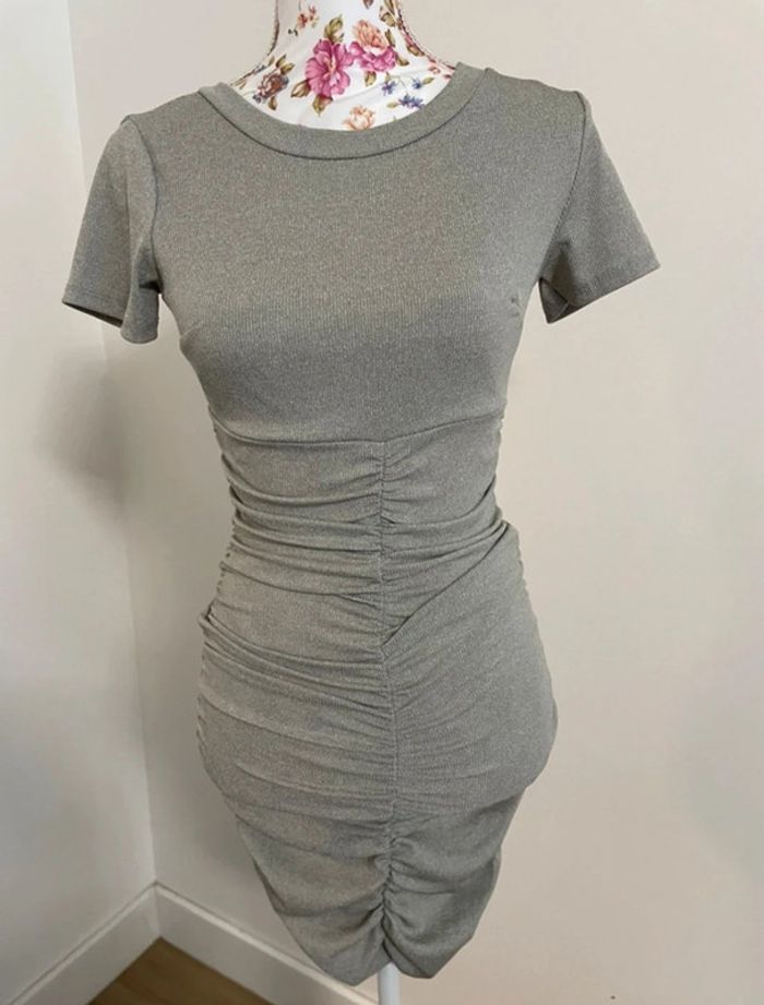 Robe drapée moulante col ras du cou