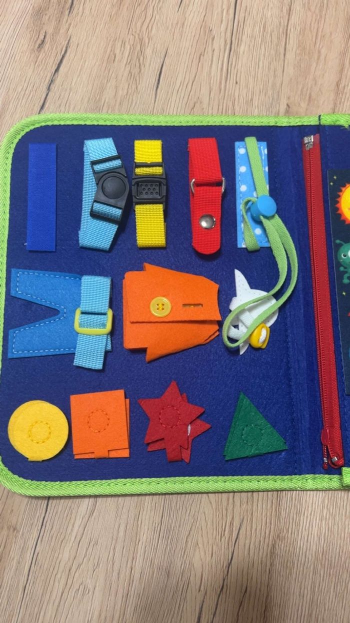 Valise d'activités  sensorielles bouton pression fermeture lacet date et heure - photo numéro 3