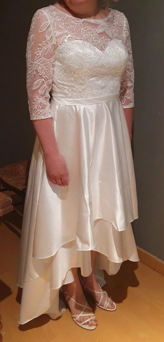 Robe de mariée courte devant et longue derrière avec manches, dentelle et satin - photo numéro 8