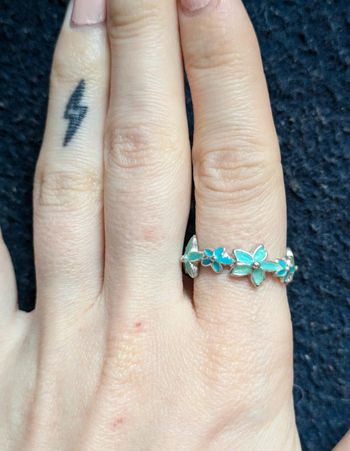 Bague en acier avec des fleurs