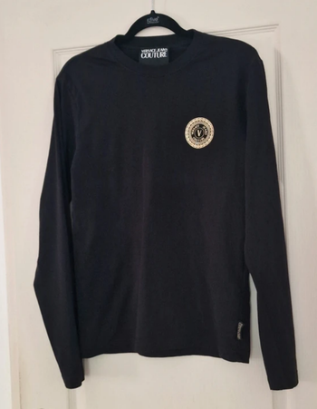 VERSACE JEANS COUTURE – T-SHIRT MANCHES LONGUES NOIR LOGO MÉDAILLON – XS (convient S)