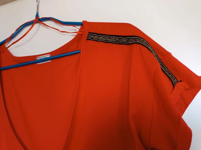 Blouse col en V avec bande noire et strass sur les épaules - taille S/M - neuf - pimkie - photo numéro 2