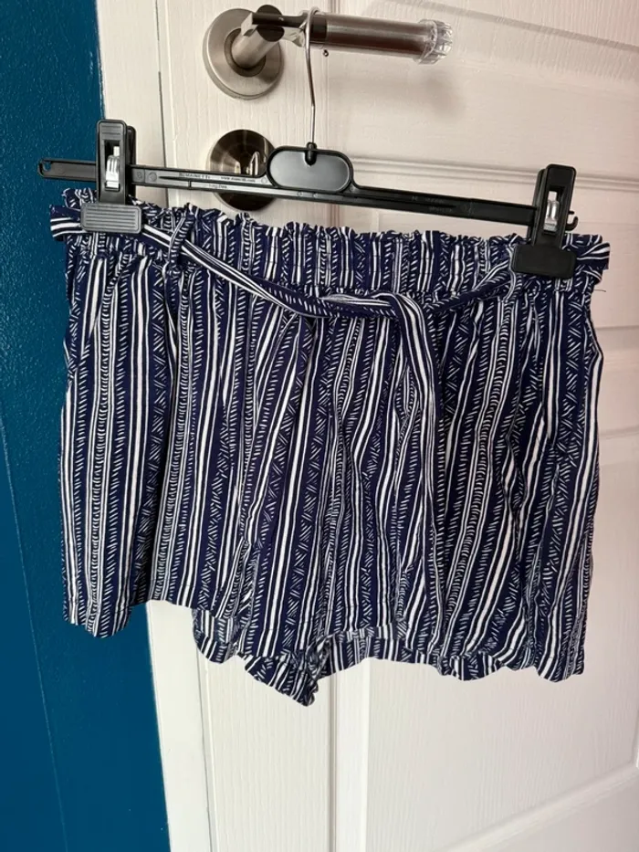 Short bleu