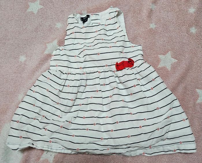 Robe rayée et fleurie avec doublure. Blanche, rouge et noire. Kiabi 3 - 6 mois, 63 à 69cm, 8kg.
