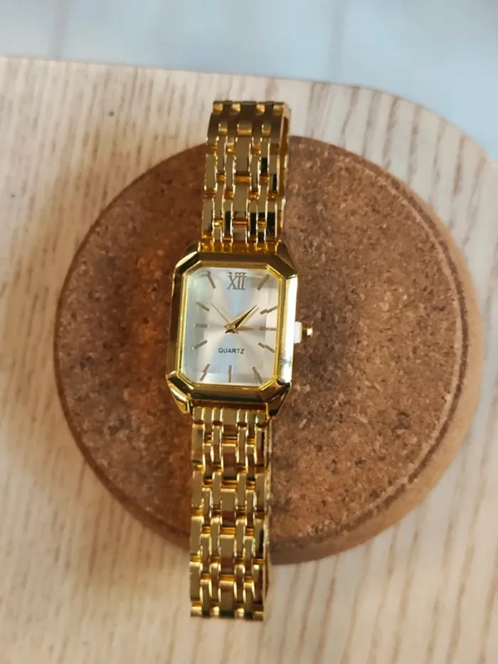 Montre blanche, dorée, rectangulaire en reliefs - photo numéro 3