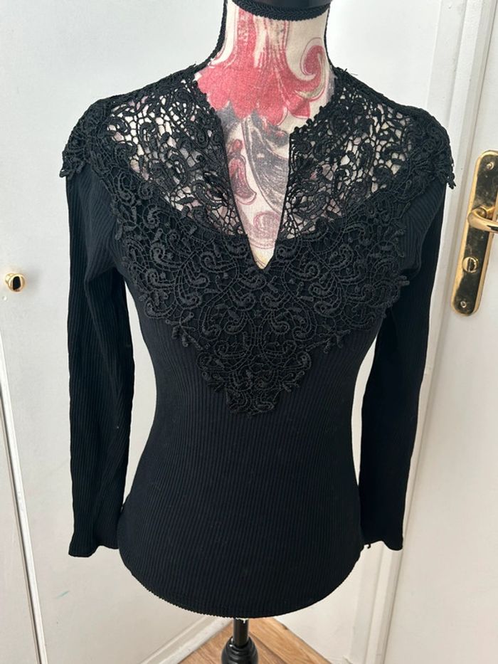 Top manches longues noir avec broderie - taille 38 en coton