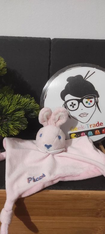 doudou carré lapin picot rose collerette blanche bleu noeud