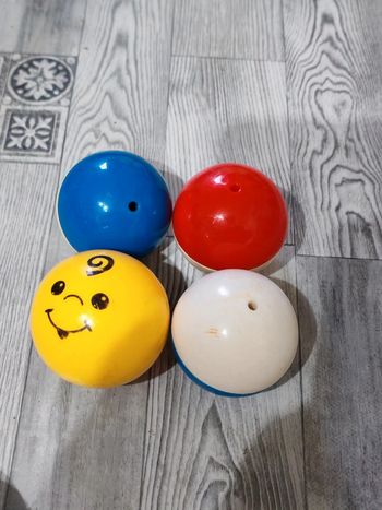 4 balles en plastiques sensorielles Montessori