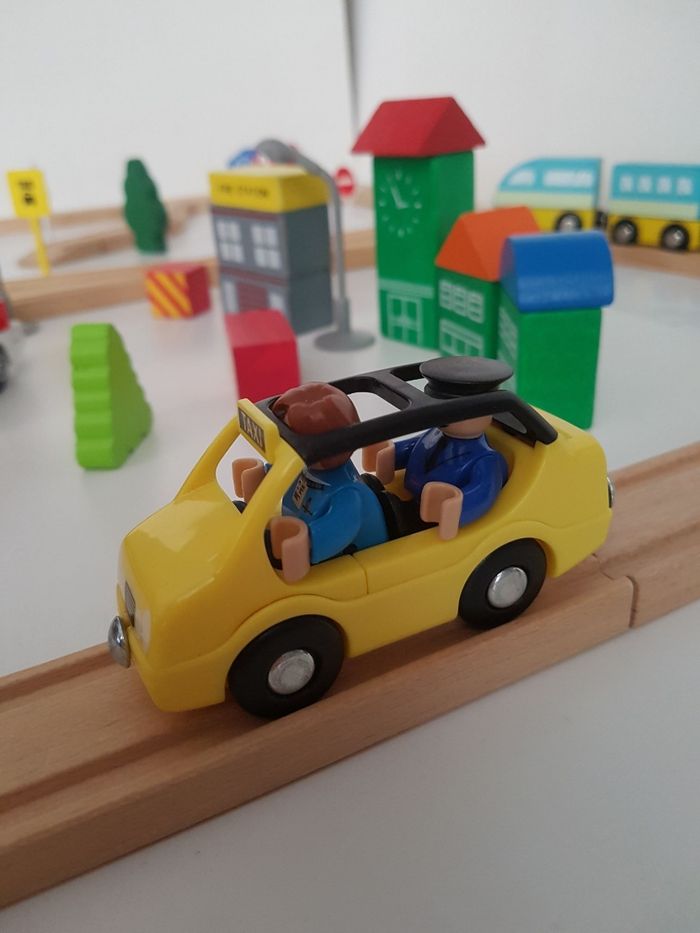 Véhicules city et circuit de train en bois - photo numéro 4