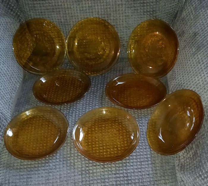 Lot 8 assiettes à dessert mi-creuse vintage verre givré opaque marron