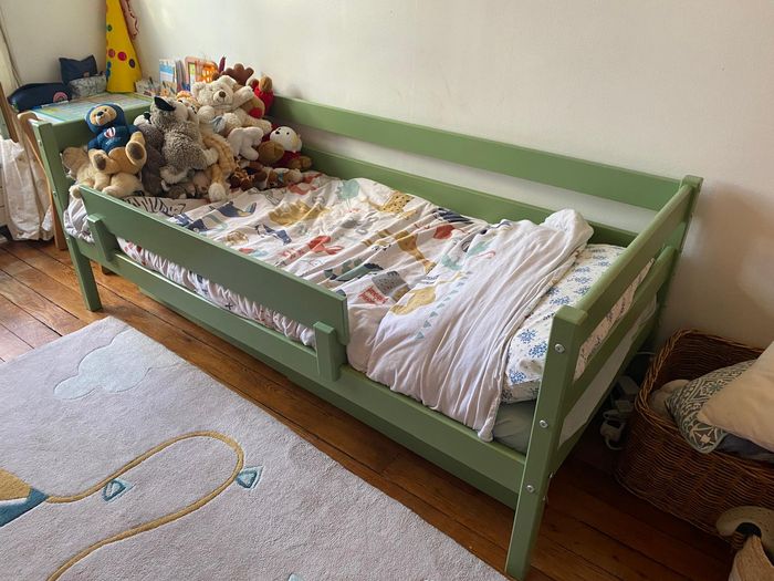 Lit enfant Hoppekids 70×160 – bois massif – matelas premium – état impeccable - photo numéro 2