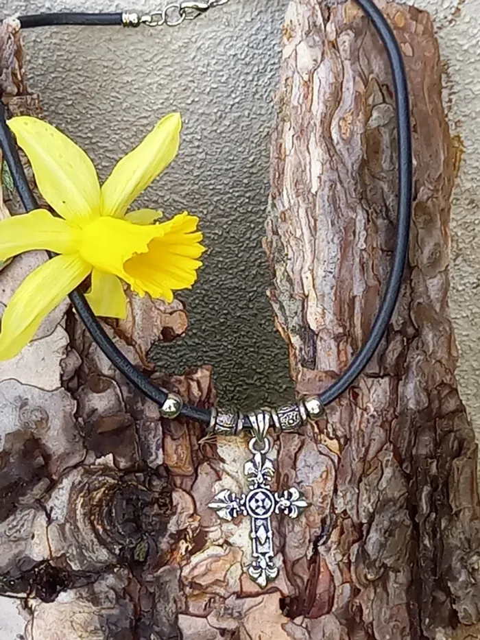 Collier religieux avec sa croix - photo numéro 3
