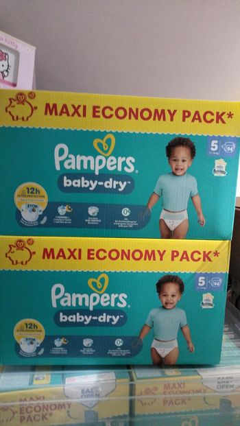 Lot de deux cartons de couches Pampers taille 5