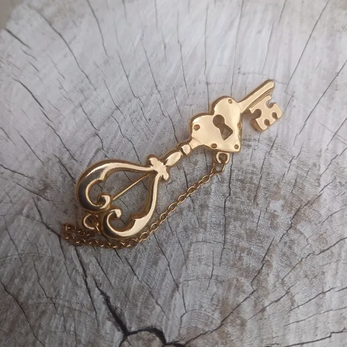 Broche vintage dorée clé - photo numéro 2