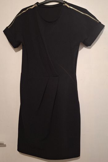 Robe élégante noire aux épaules zippées