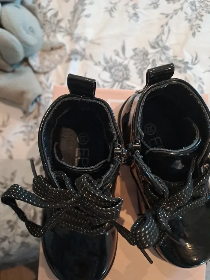 Bottines vernis noire pointure 22 - photo numéro 2