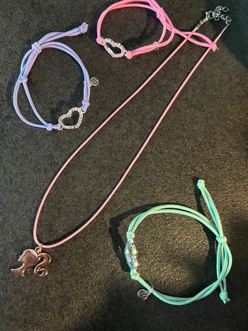 Lots bracelets et collier Barbie