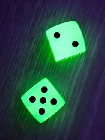 Lot de 2 gros dés phosphoresents