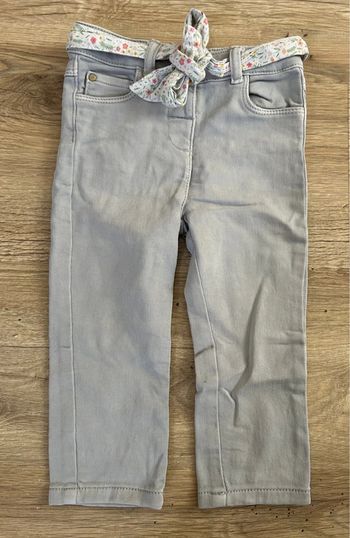 Jean gris et ceinture fleurie