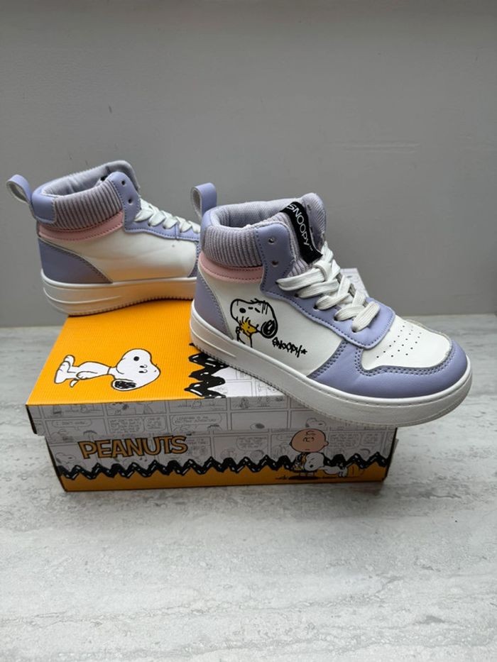 Chaussures Snoopy blanche et violette T31 TBE - photo numéro 3