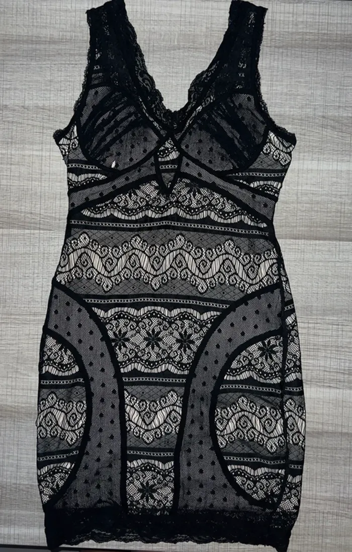 Robe mi-longue dentelle