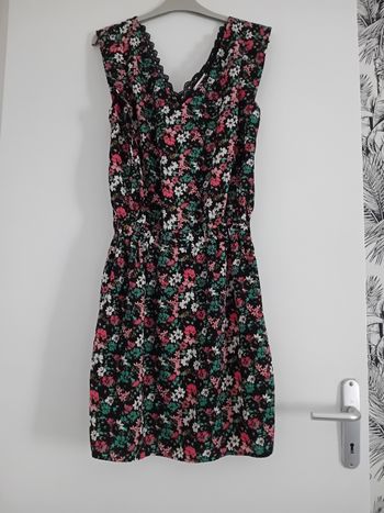 Robe Noir avec des fleurs de couleurs