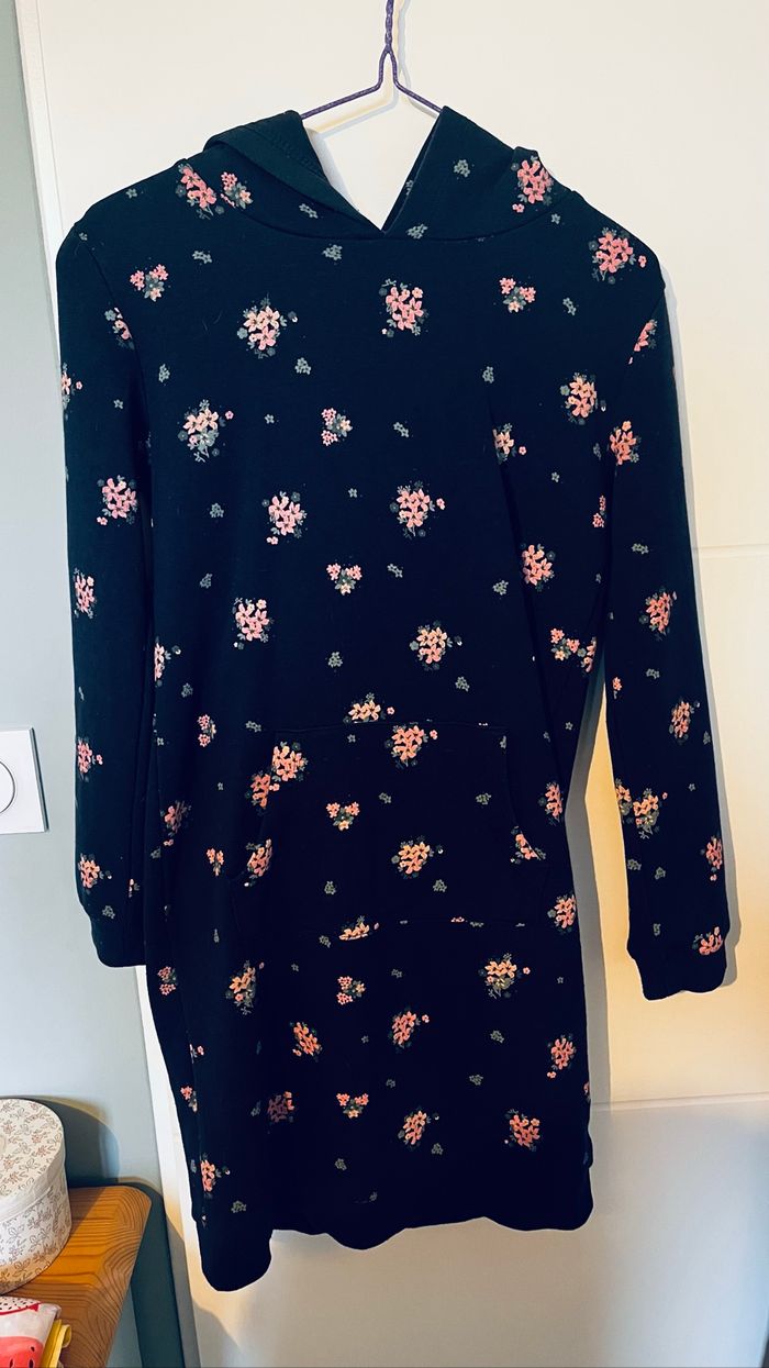 Robe sweat à capuche fleurie