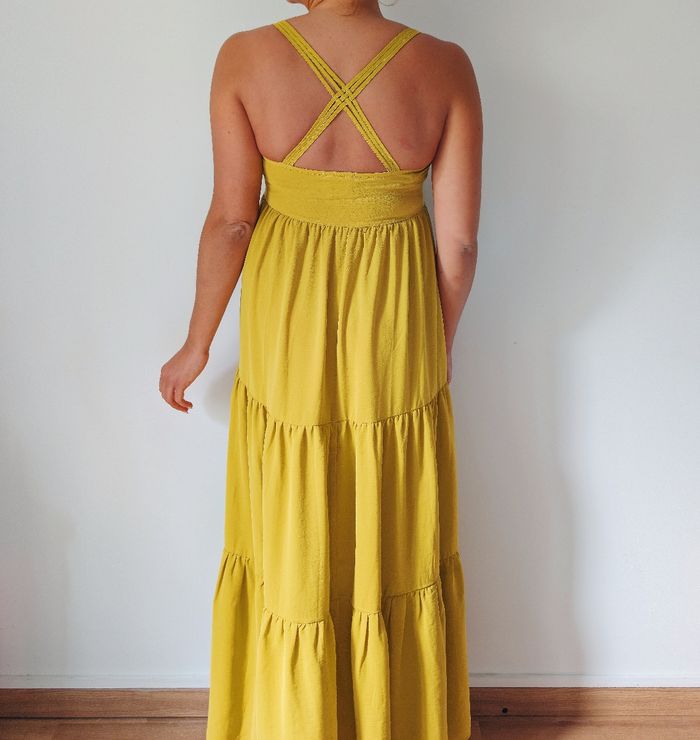 Robe longue maxi d'été à volants
Couleur jaune moutarde 
dos croisé 
look bohème moderne 
Marque Cache Cache 
Taille 36 S
Très bon état - photo numéro 6