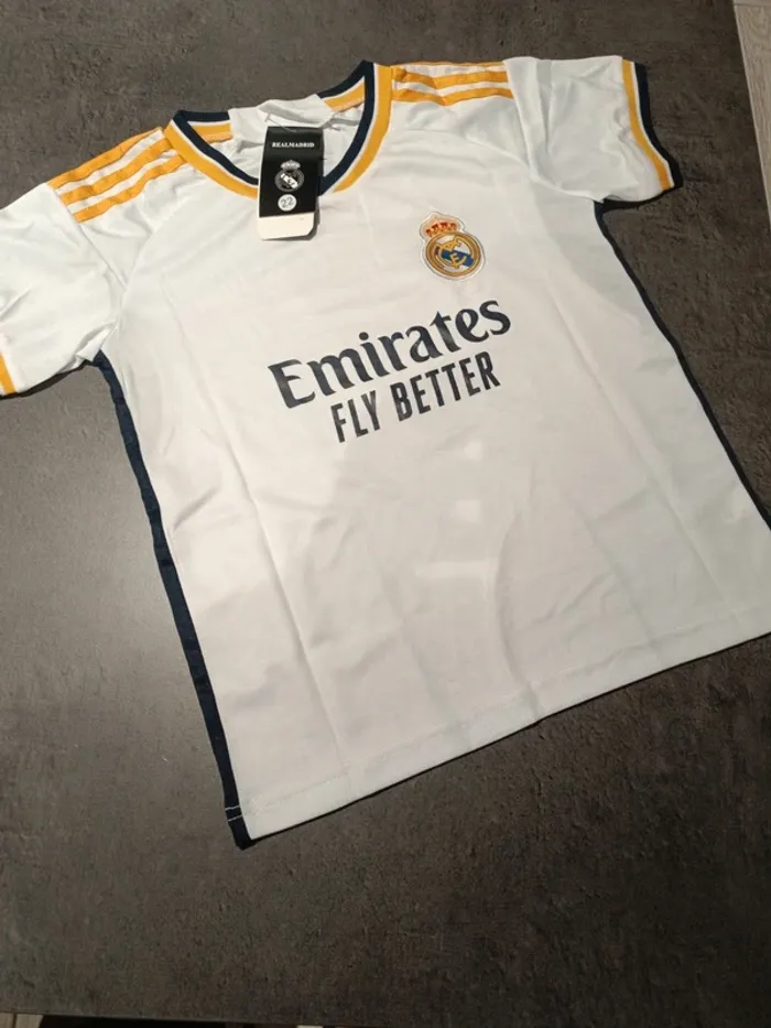 Tenue foot Real Madrid Vini Jr blanc. T.22 - photo numéro 2