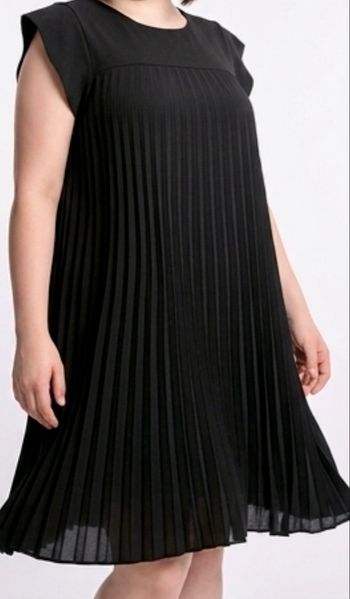 Robe noire fluide plissée 