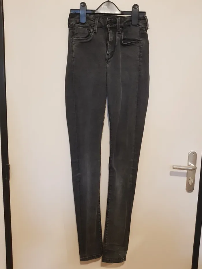 Jean noir taille haute, coupe droite, jambes fines - photo numéro 2